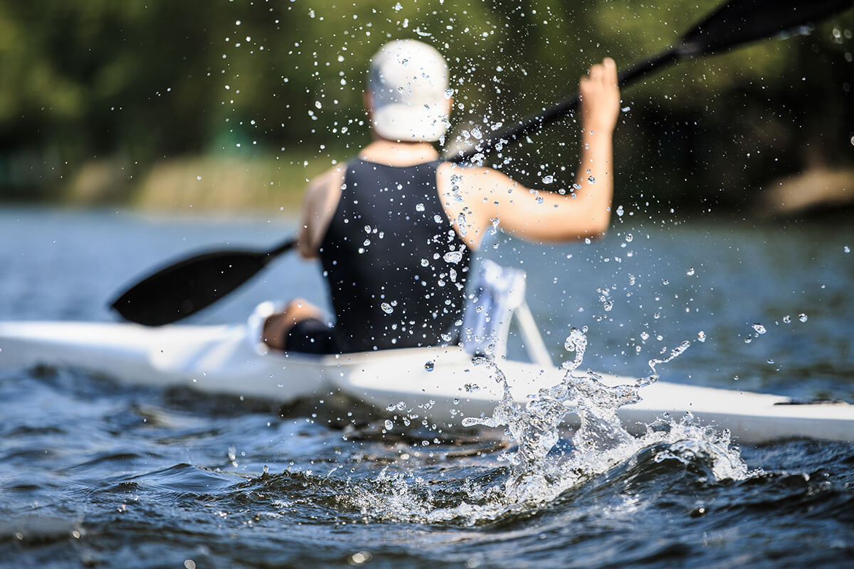 You are currently viewing Athlete rowing kayak