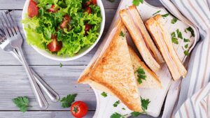 Read more about the article Sandwich with ham cheese and salad